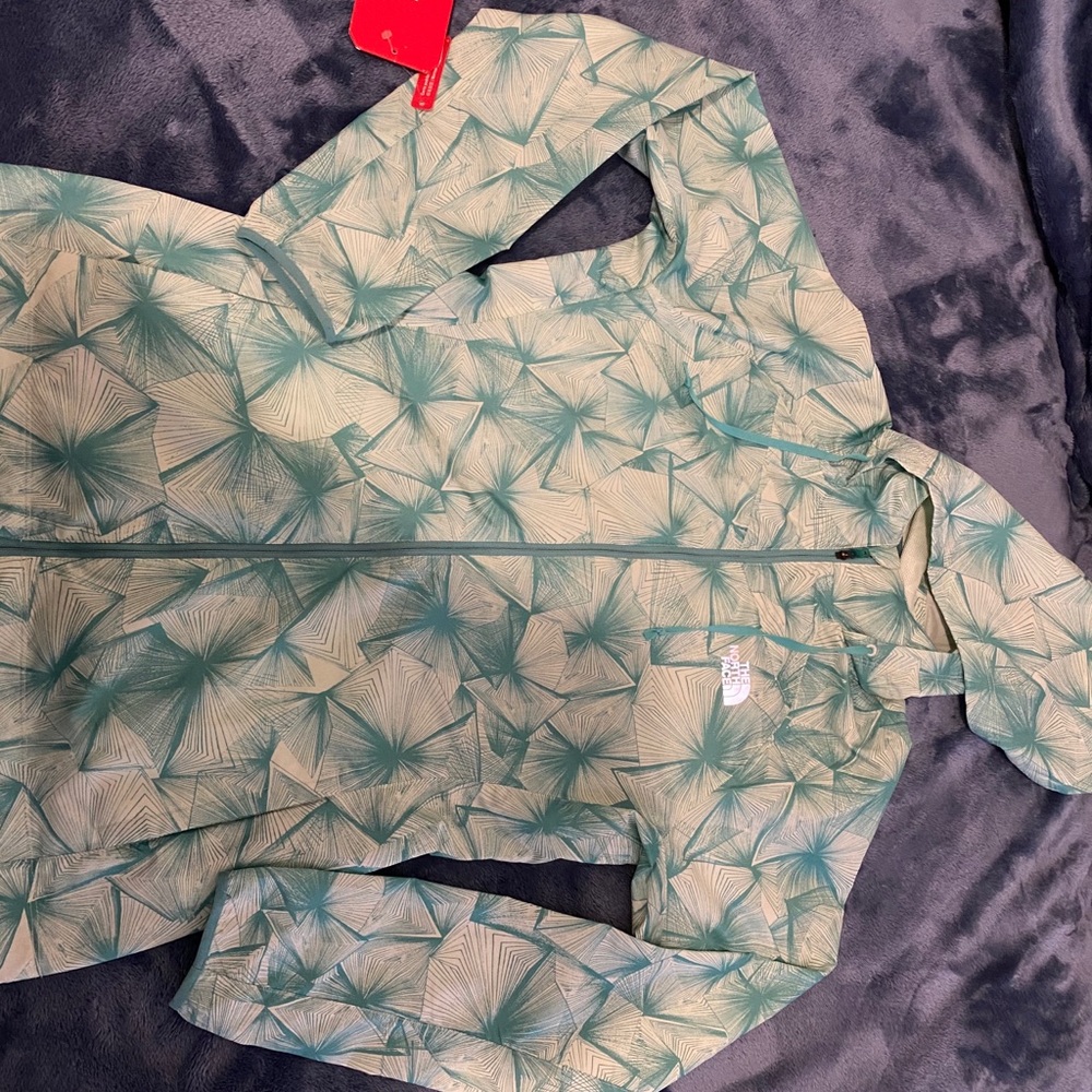 BRANDNEW north face windbreak with tag still on